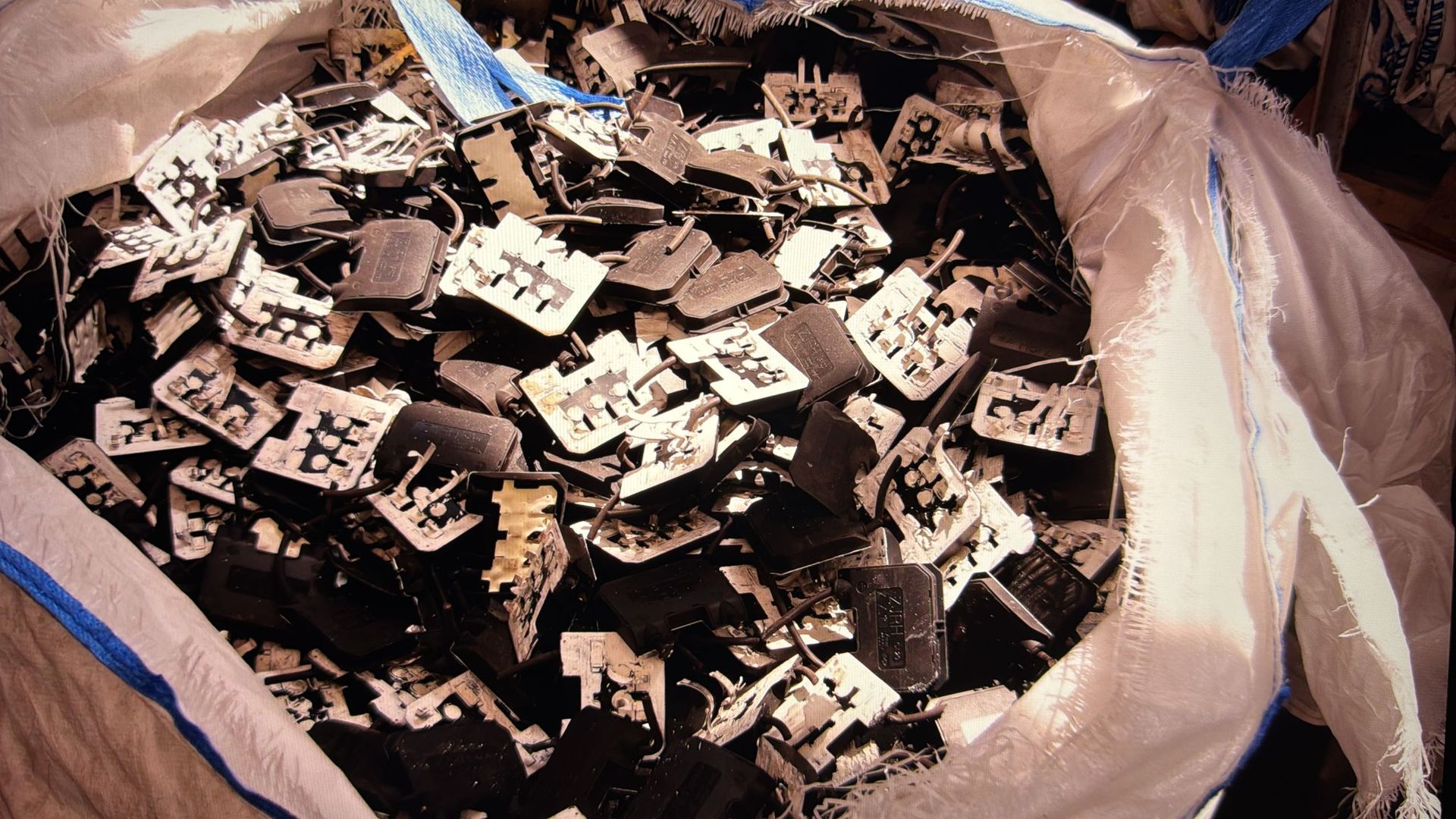 Una borsa piena di tanti pezzi di metallo