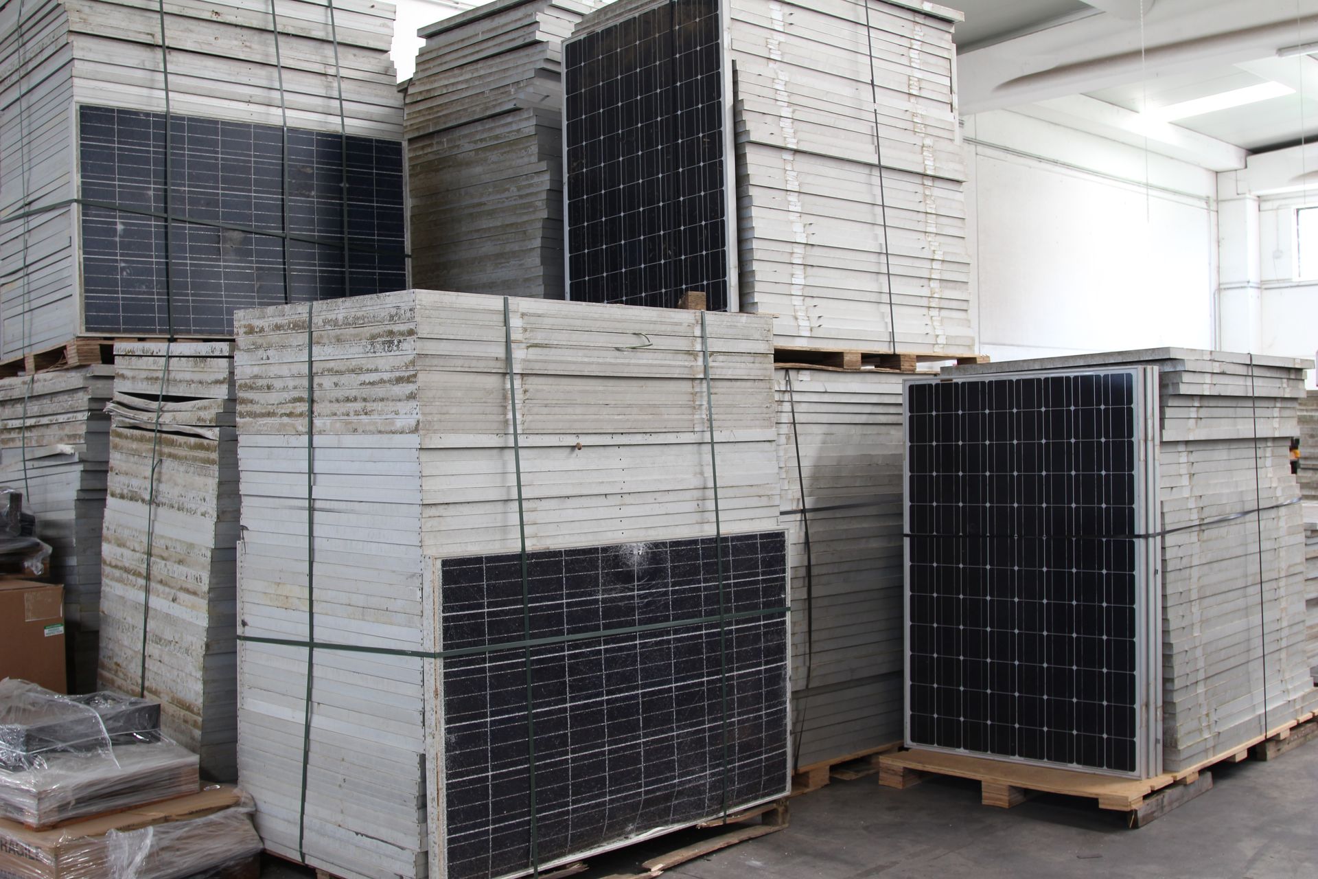 Un magazzino pieno di pallet di pannelli solari