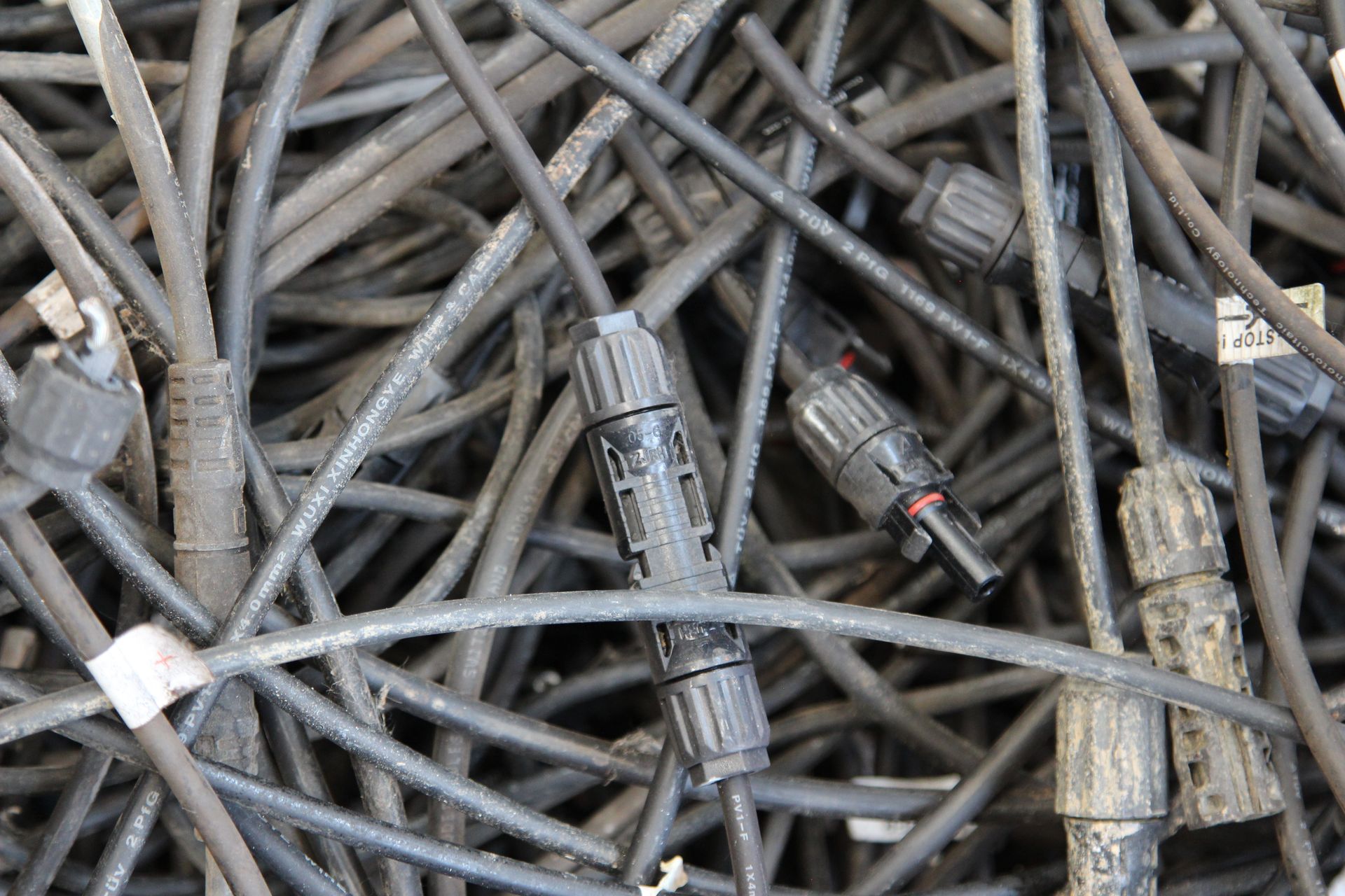 Un mucchio di fili neri con connettori su di essi