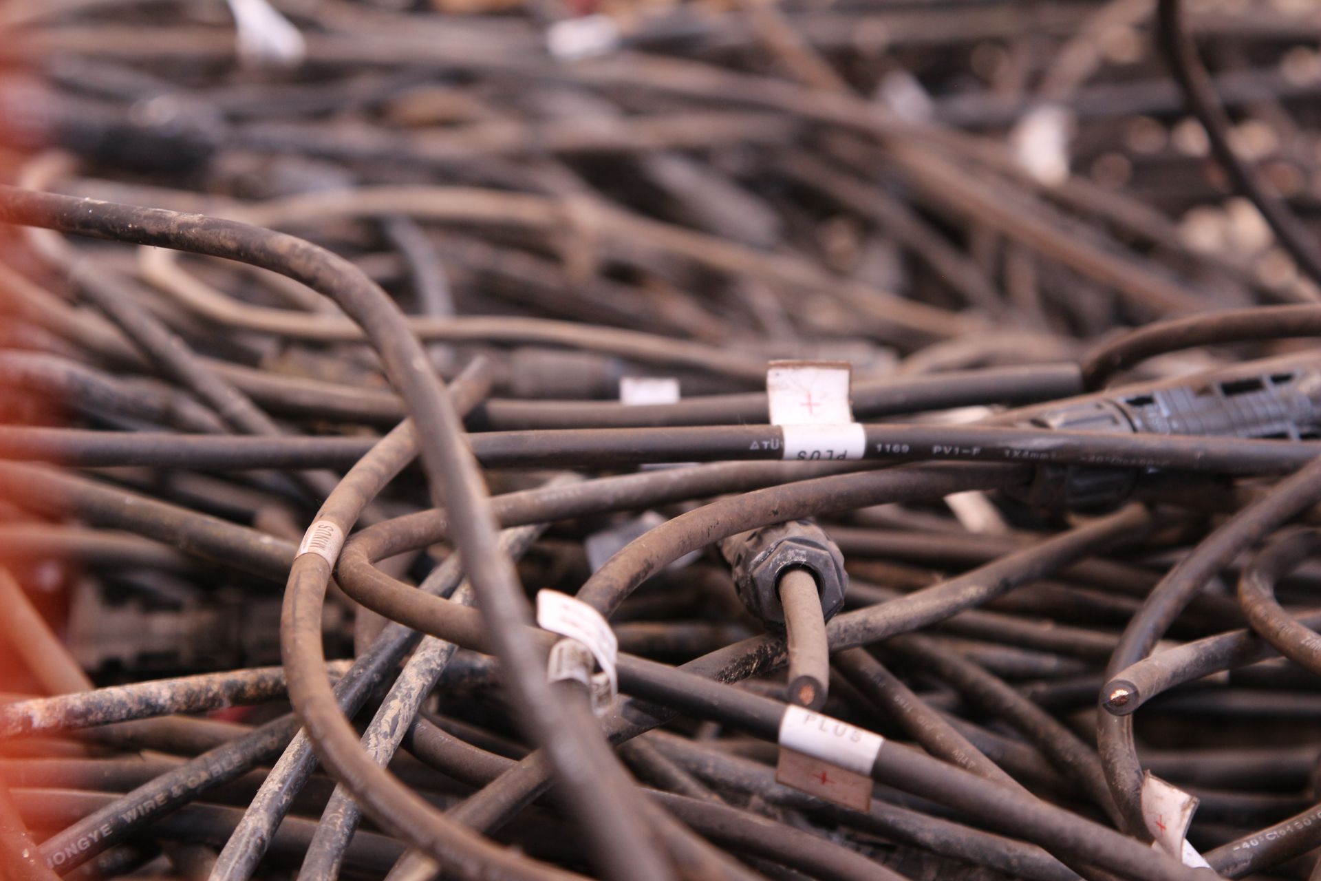 Un mucchio di fili sono impilati uno sopra l'altro