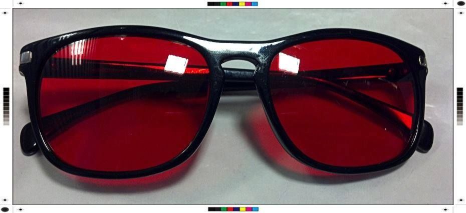 Un par de gafas de sol negras con lentes rojas.