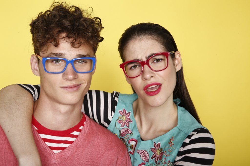 Un hombre y una mujer con gafas posan para una fotografía.