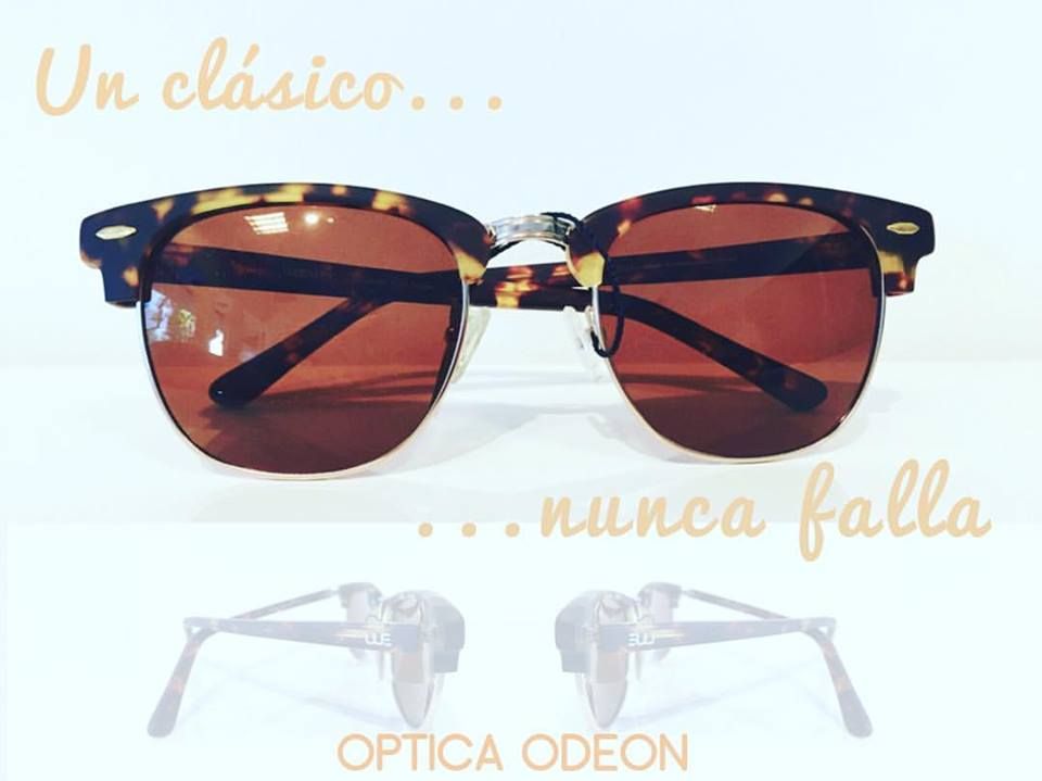Un par de gafas de sol con las palabras Un clásico nunca falla en la parte inferior.