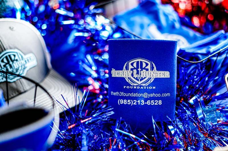 A blue card with the letters sb on it