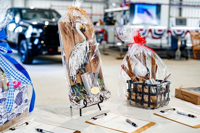 A bunch of baskets sitting on top of a table with a car in the background.
