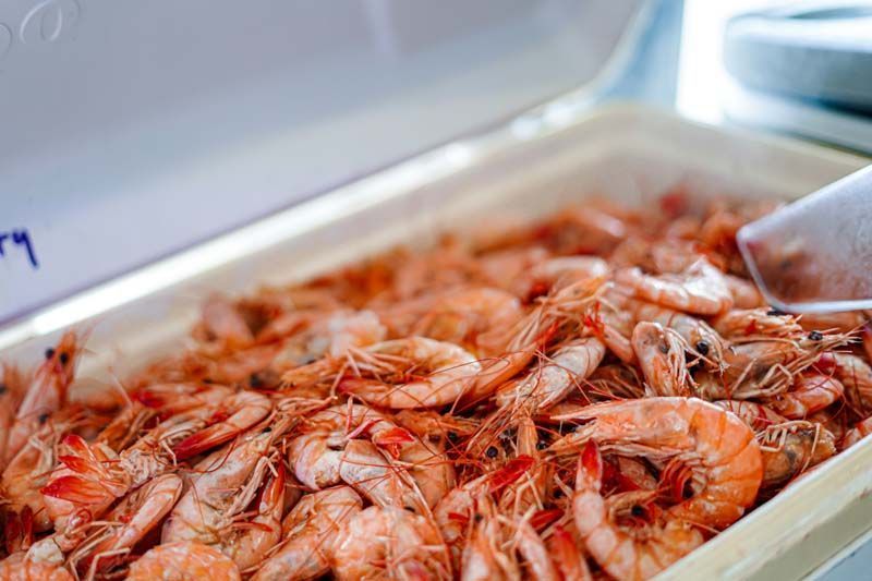 A tray of shrimp is sitting on a table.