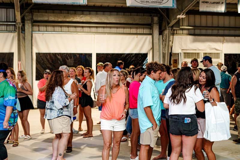 A large group of people are standing in a line outside of a building.