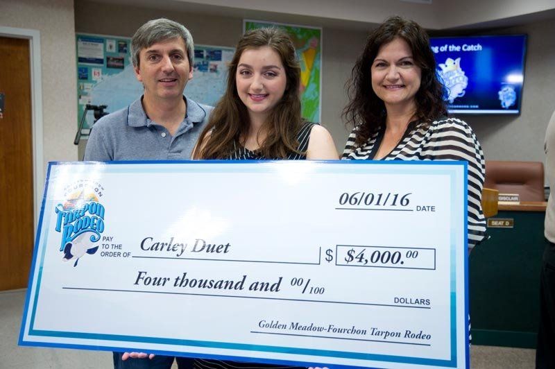 A family holding a large check for four thousand dollars