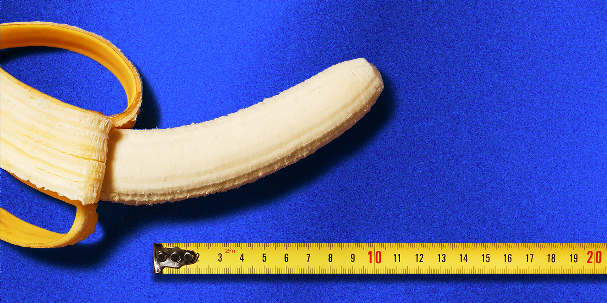 un plátano y una cinta métrica sobre un fondo azul .