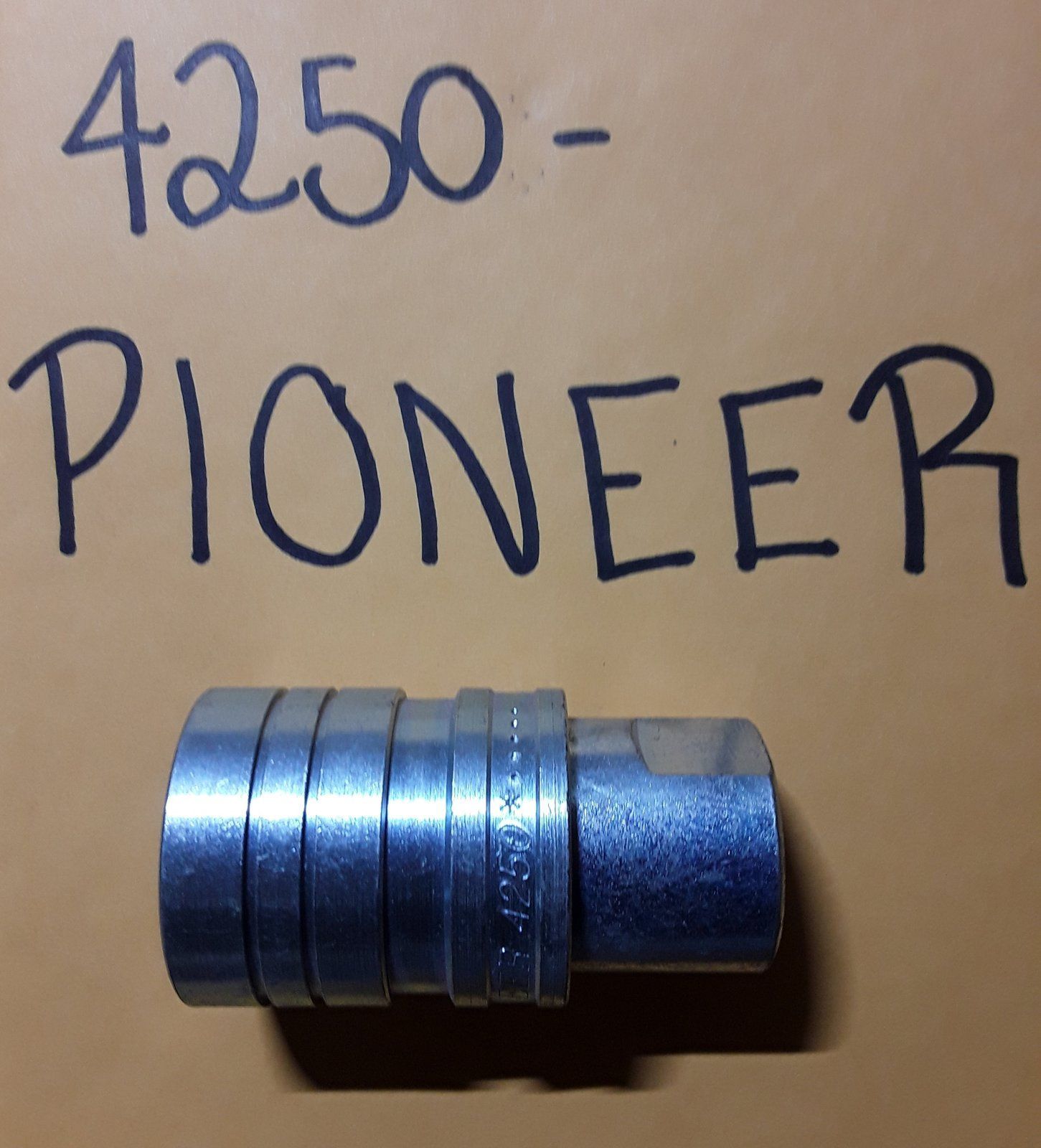 4250 PIONEER QUICK CONNECT HOSE COUPLING - Ingersoll/Case Tractor Part