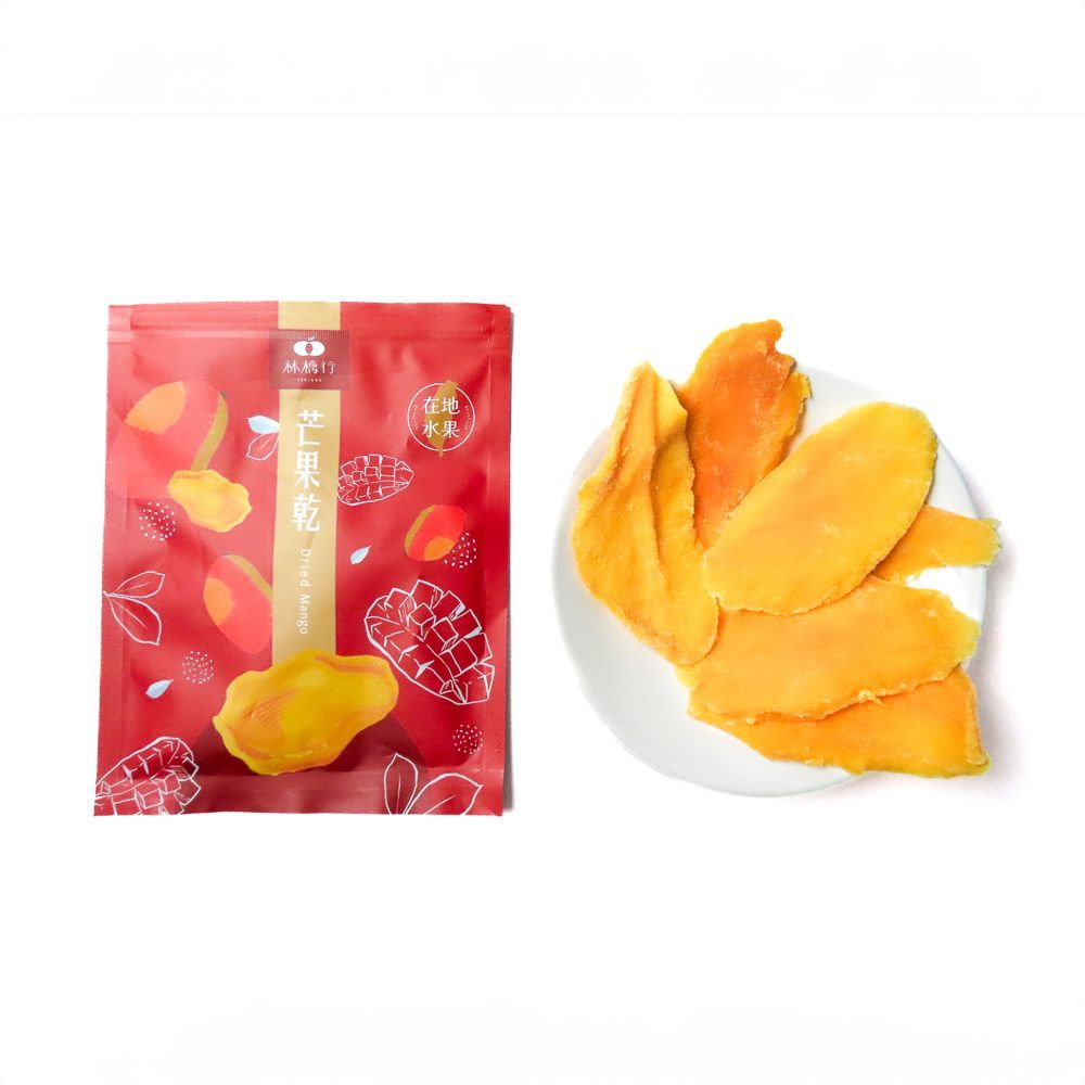 白色背景上散落著幾片芒果乾，旁邊是一個打開的橙色零食袋。
