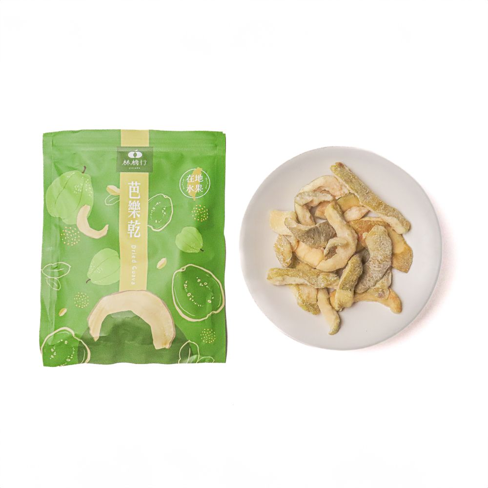 一袋綠色的苦瓜乾零食翻倒在地，幾塊散落在純白的背景上。