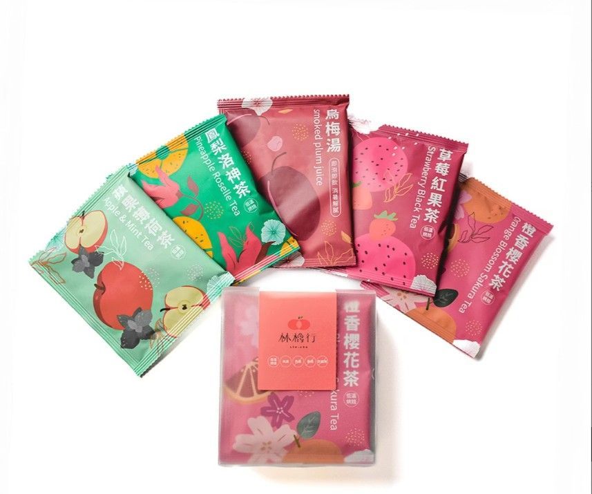 六個小巧多彩的茶包，上面印有水果和花卉圖案，呈扇形排列在白色背景上。