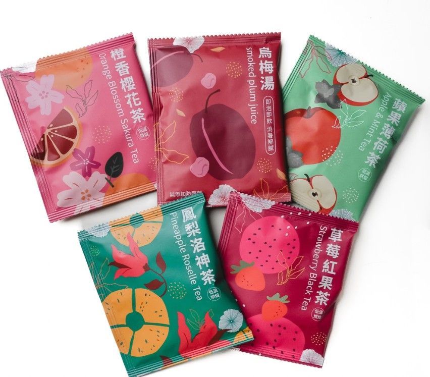 長方形產品包裝盒，上面印有水果圖案，包括一個大紅蘋果、一個橙色柑橘和一個紫色火龍果。