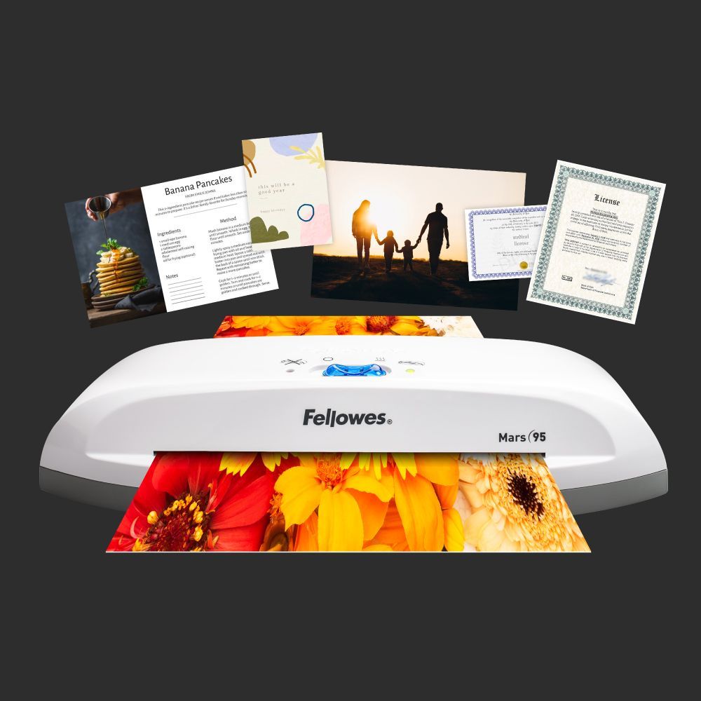 桌上放著一台 Fellowes Mars 95 A4 塑封機，上方印有公司品牌標誌和中文文字。