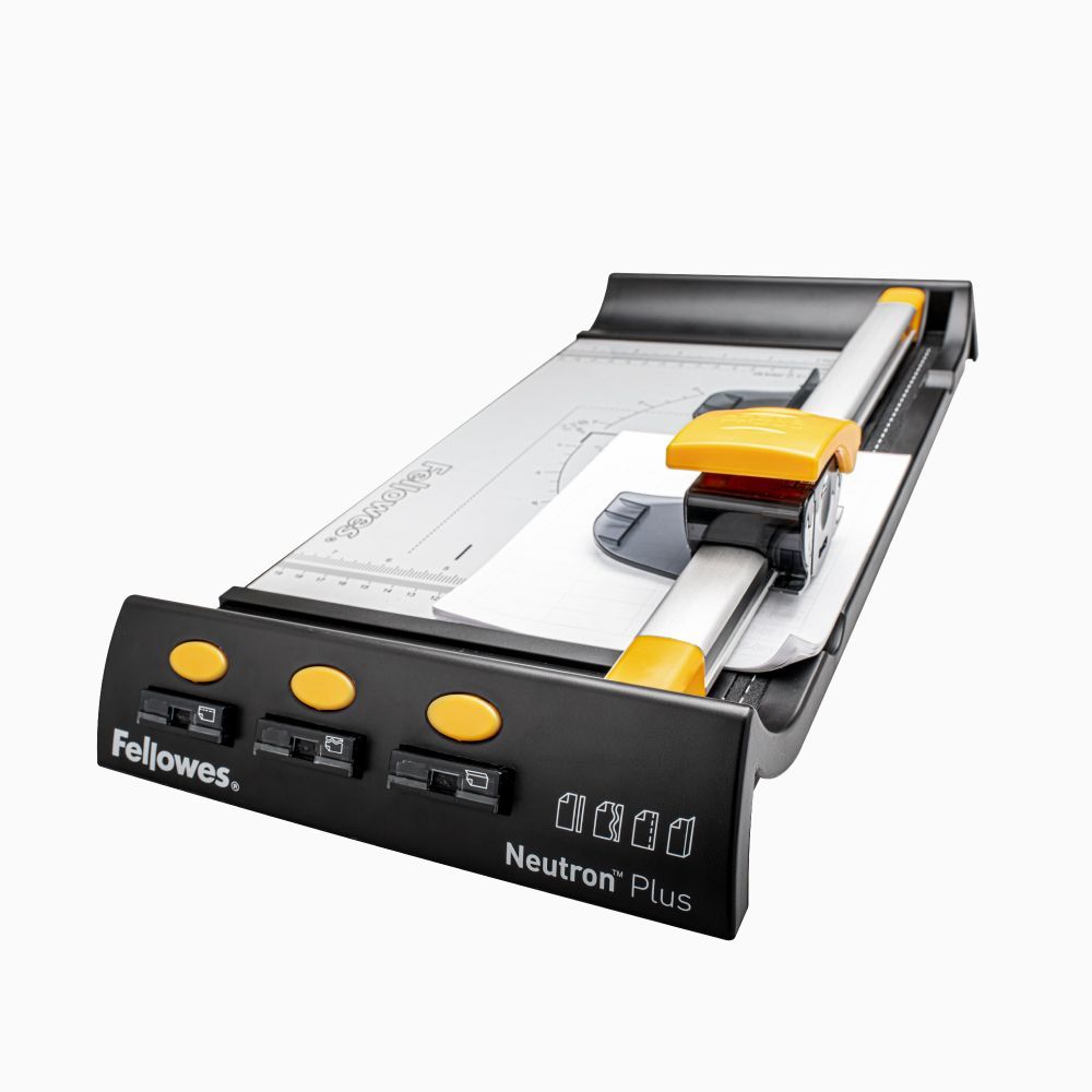 Fellowes 品牌 A4+ 旋轉式裁紙器放在木質表面上，上方印有品牌標誌和產品名稱文字。