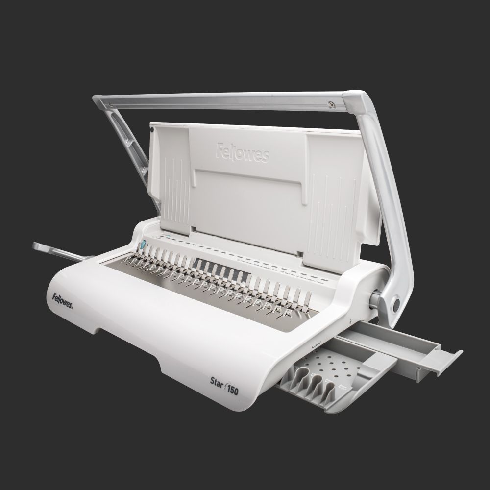 一台白色的 Fellowes Star 150 手動梳式裝訂機放在木質表面上，上方有品牌標誌和文字。