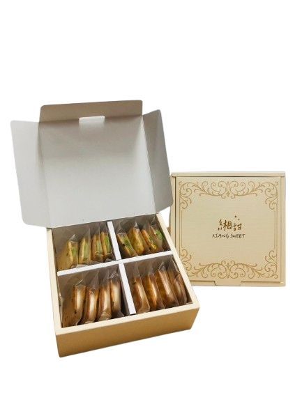 一個敞開的米色禮盒，有四個隔間，每個隔間裡都裝著幾個獨立包裝的零食。