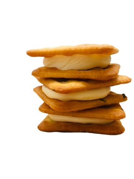 一個敞開的米色禮盒，有四個隔間，每個隔間裡都裝著幾個獨立包裝的零食。