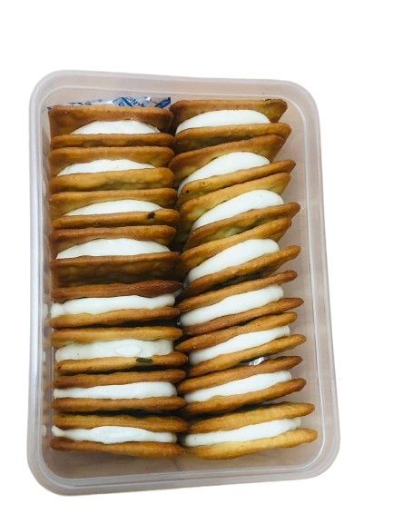 一個裝滿切片醃製食品的塑膠容器，上面貼著白色標籤，置於純白色背景上。