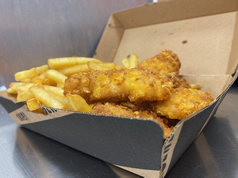 morceaux de poulet avec frites