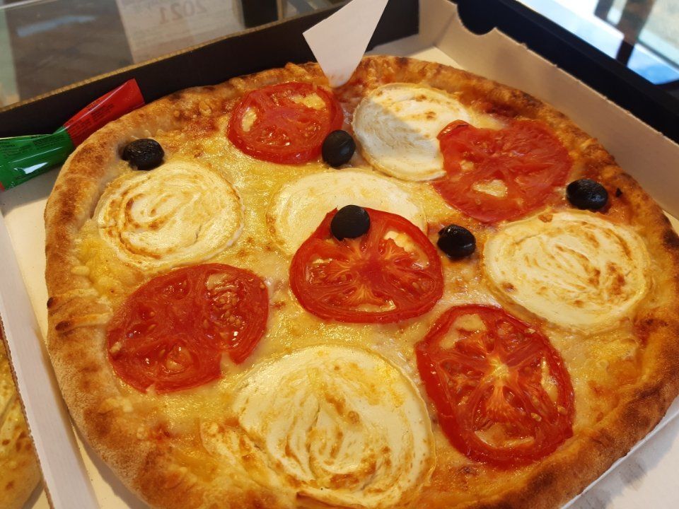 pizza tomates et morceaux de chèvre