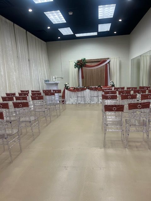 A room with rows of chairs and a table in the middle.