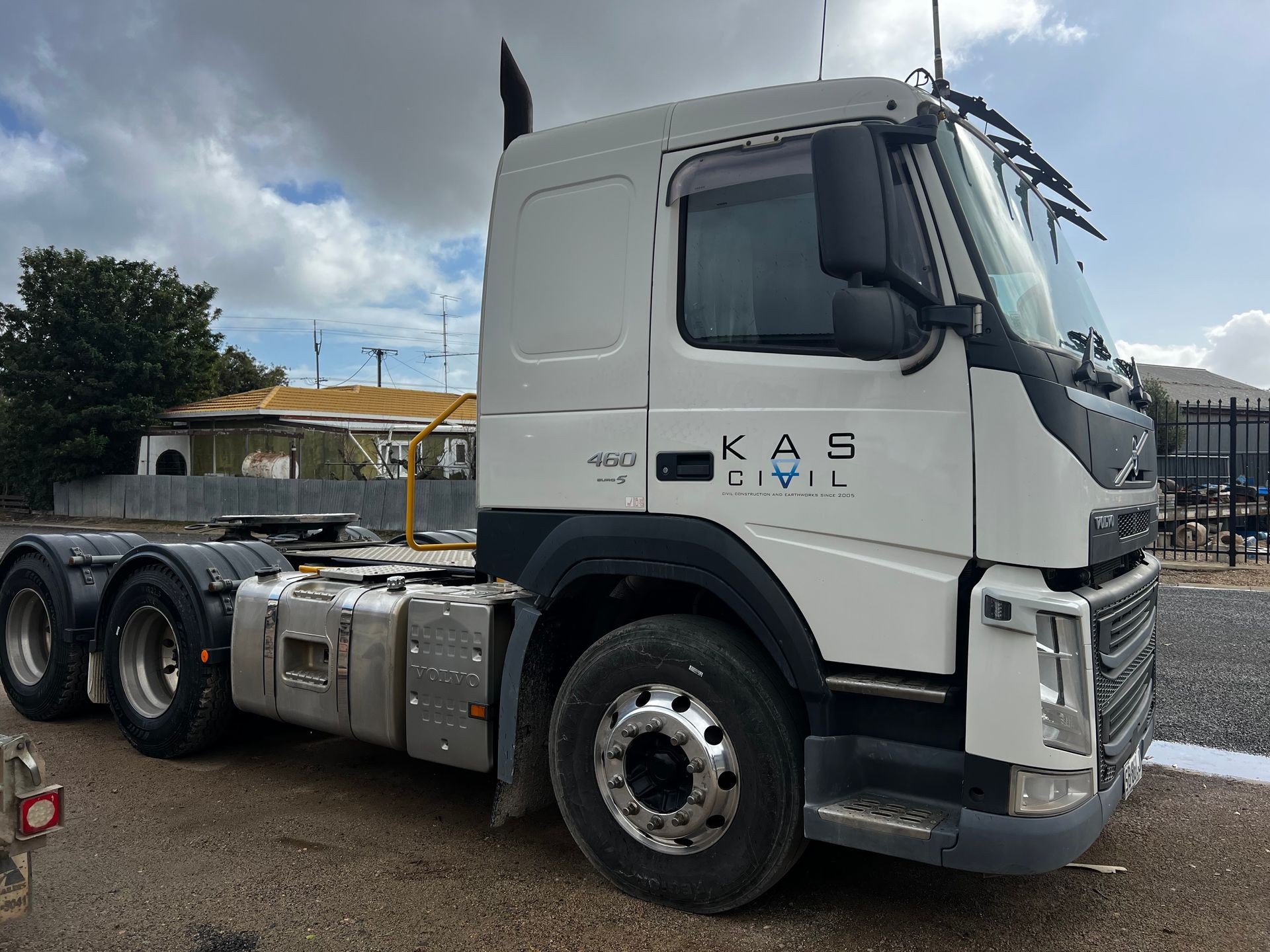 Volvo FM460 prime mover