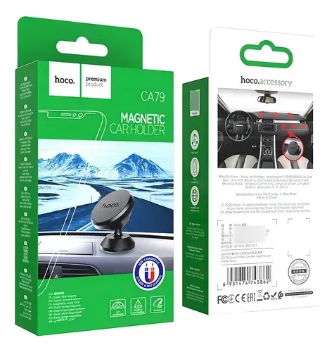 Tres altavoces JBL están colocados uno encima del otro sobre una mesa.