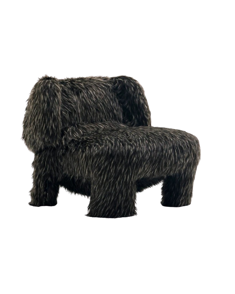 Poltrona estofada rosa com braços curvos de madeira preta.