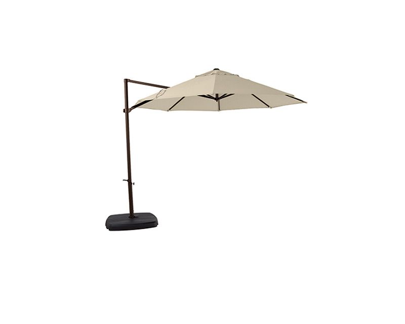 Guarda-sol cantilever bege sobre uma base escura, estendendo-se sobre uma área aberta.
