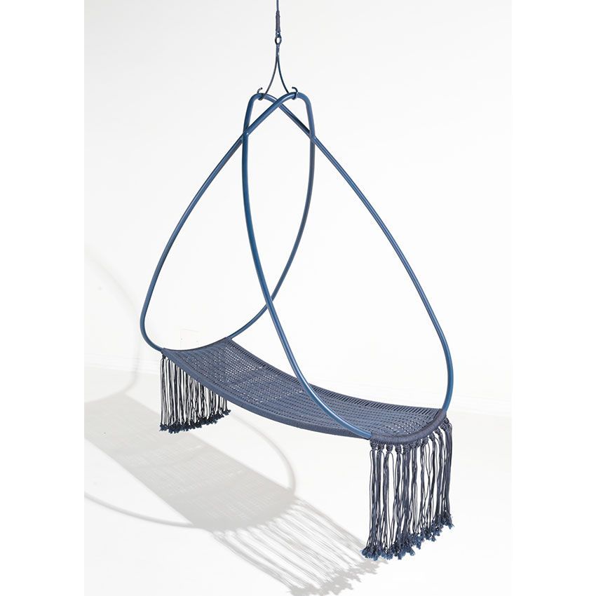 Cadeira suspensa azul com assento e franjas de tecido, suspensa por uma estrutura de metal.