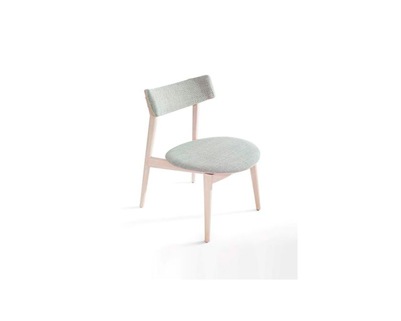 Cadeira de madeira clara com assento redondo estofado e encosto retangular.