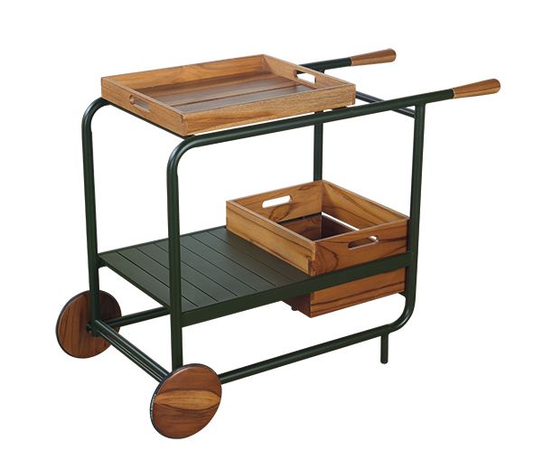 Carrinho de vinho com laterais de tecido bordô, prateleiras de madeira e estrutura de metal.