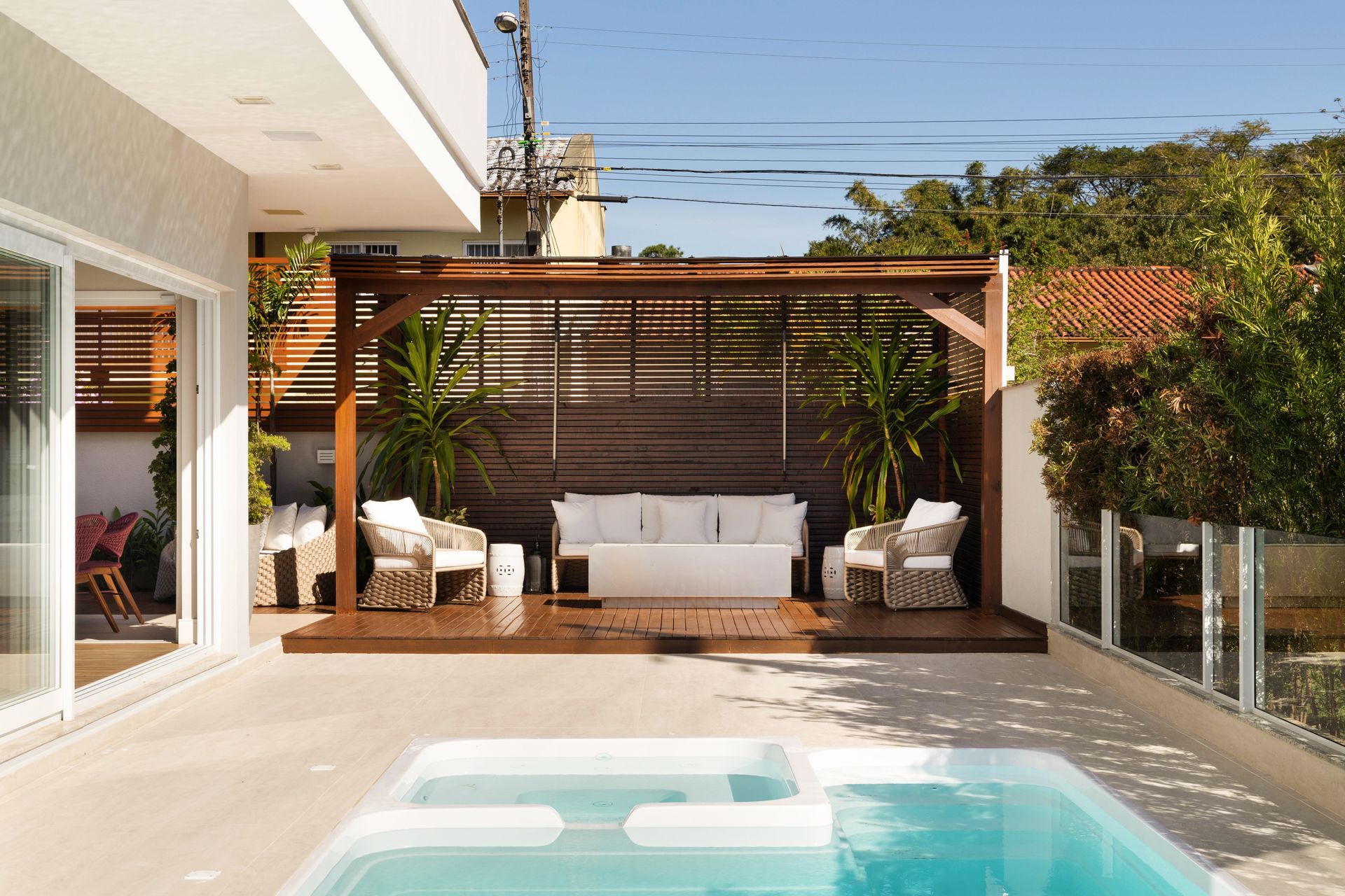 Uma casa com piscina e pérgola