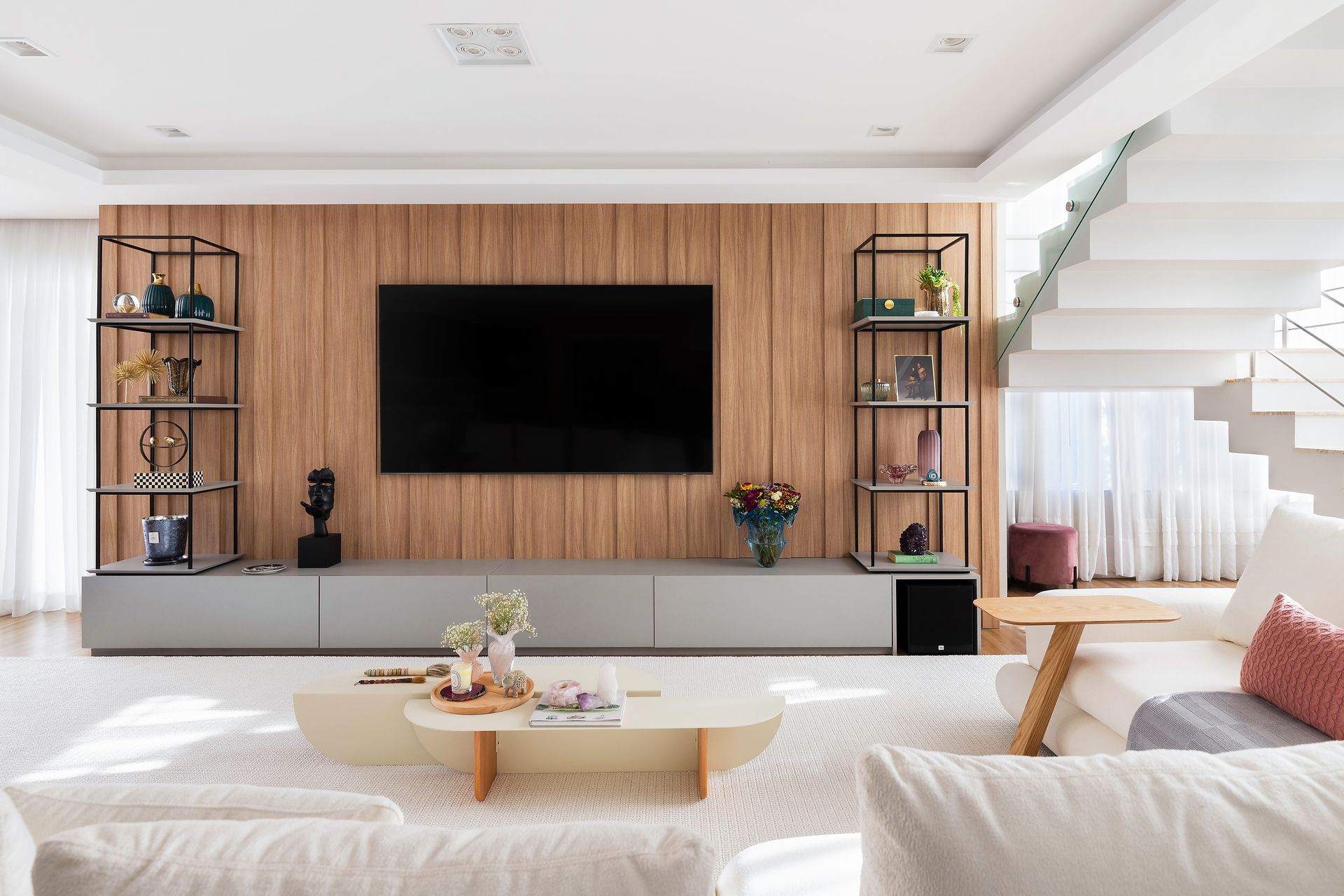 Uma sala de estar com uma tv de tela plana na parede