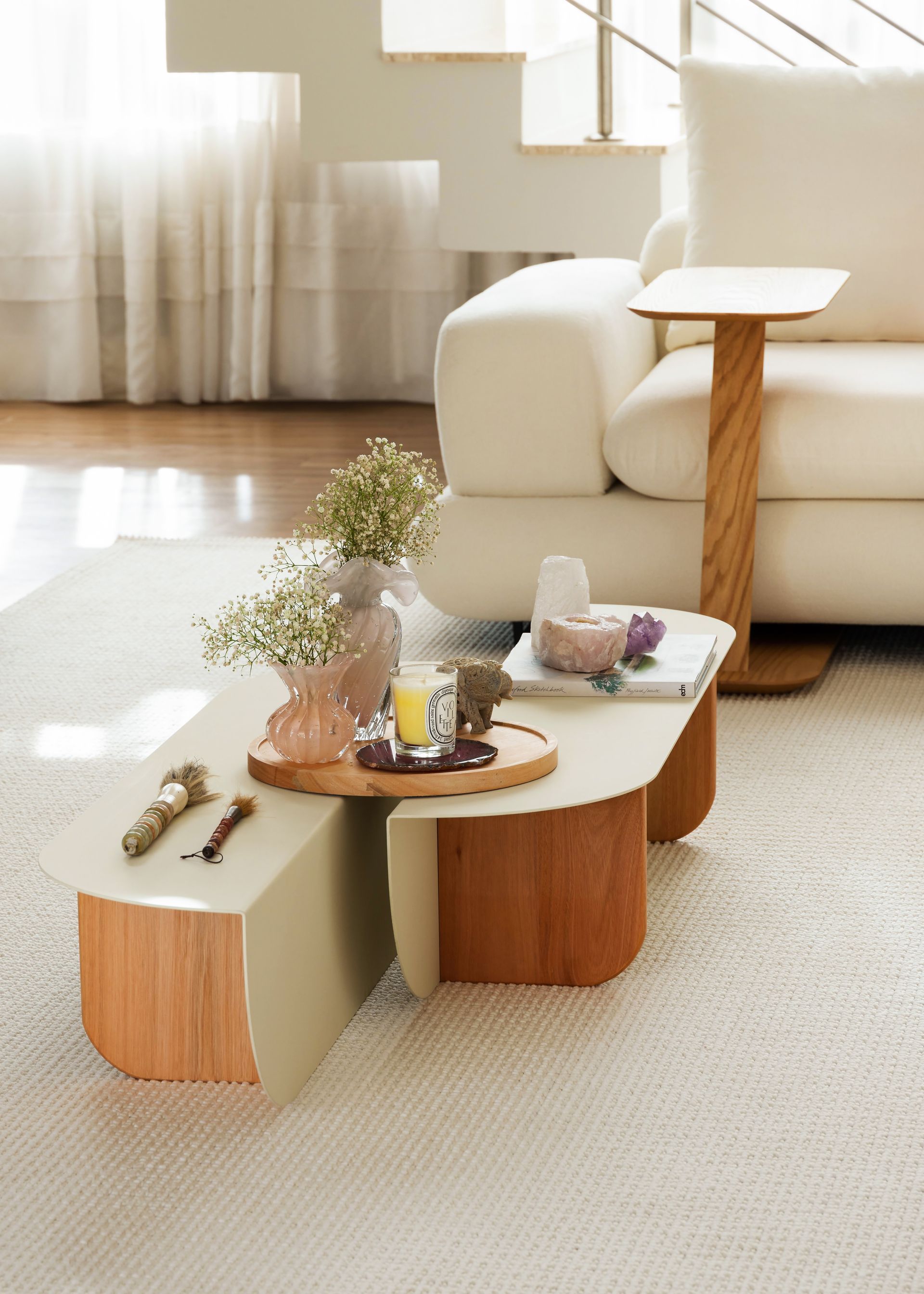 Uma sala de estar com um sofá e uma mesa de centro.