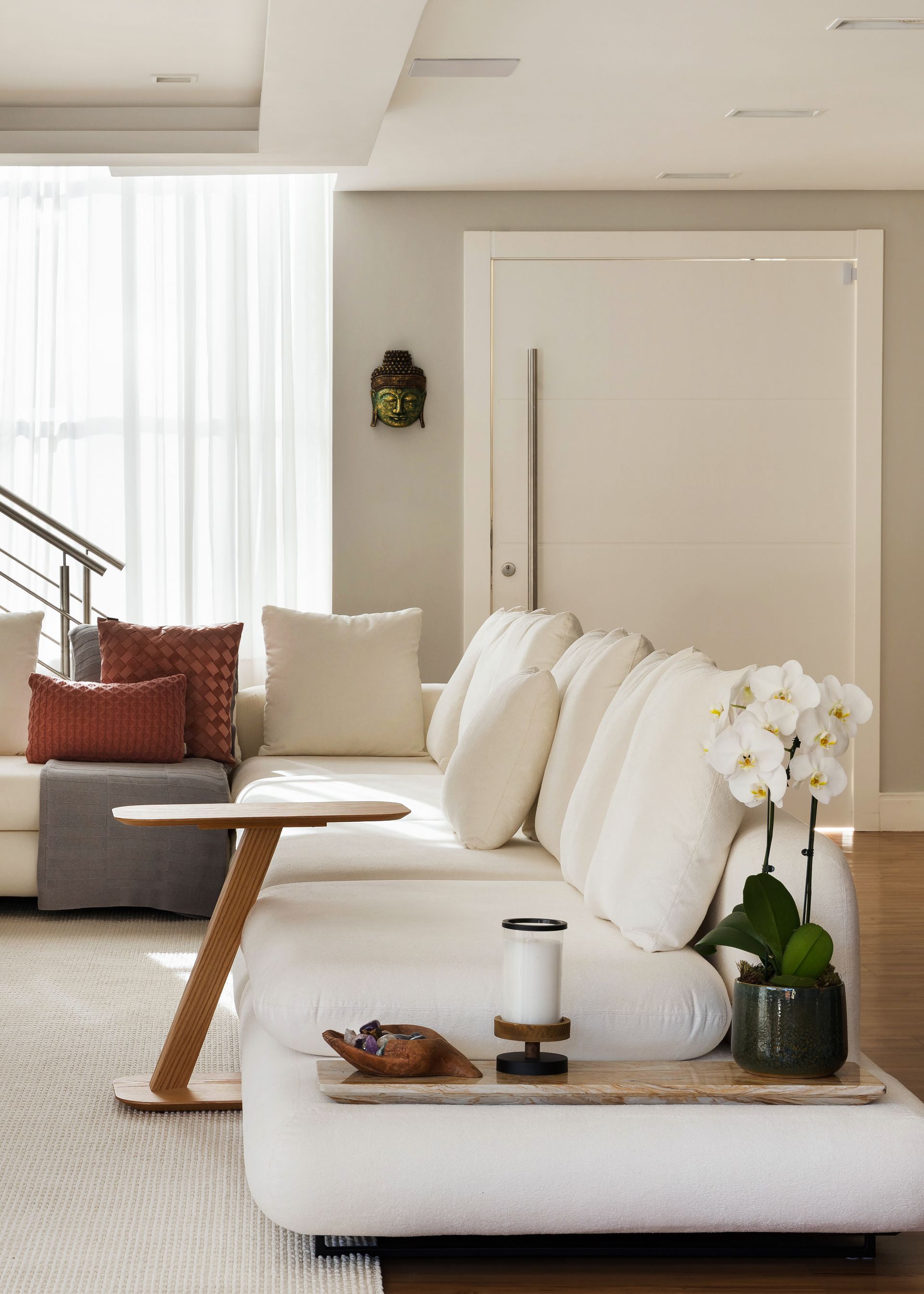 Uma sala de estar com um sofá branco e uma mesa