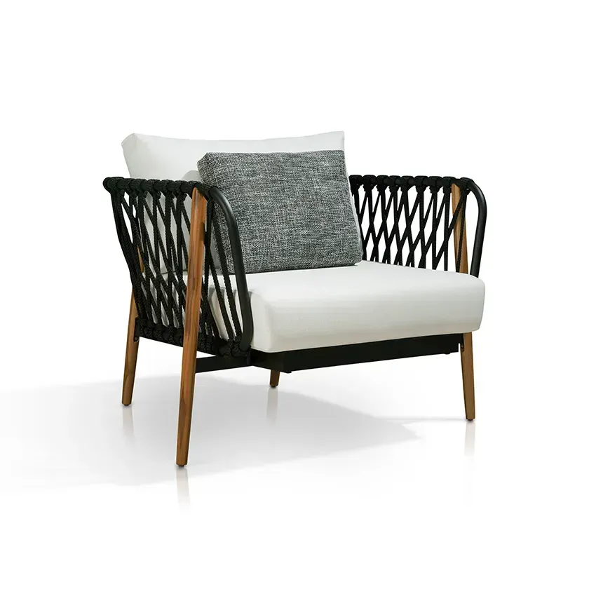 Poltrona com almofada branca, travesseiro cinza, detalhes em corda preta e pernas de madeira.