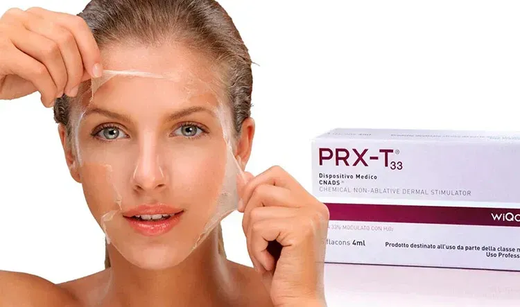 Donna che applica una maschera per il viso; tiene in mano una scatola di prodotto per il trattamento della pelle PRX-T33.