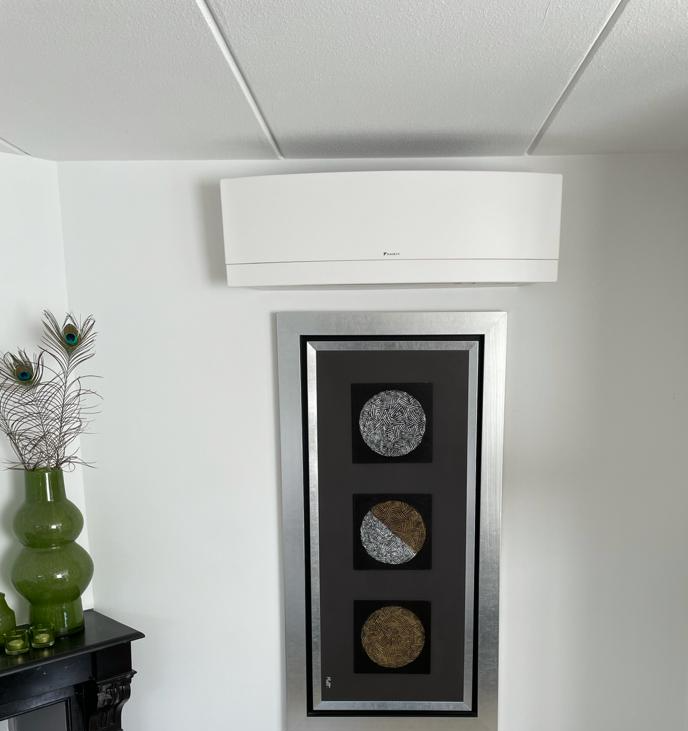 Een Daikin airconditioner wordt op een witte achtergrond weergegeven