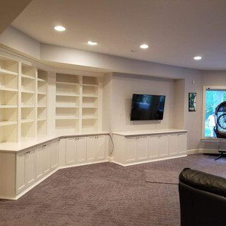 A living room with a flat screen tv on the wall.