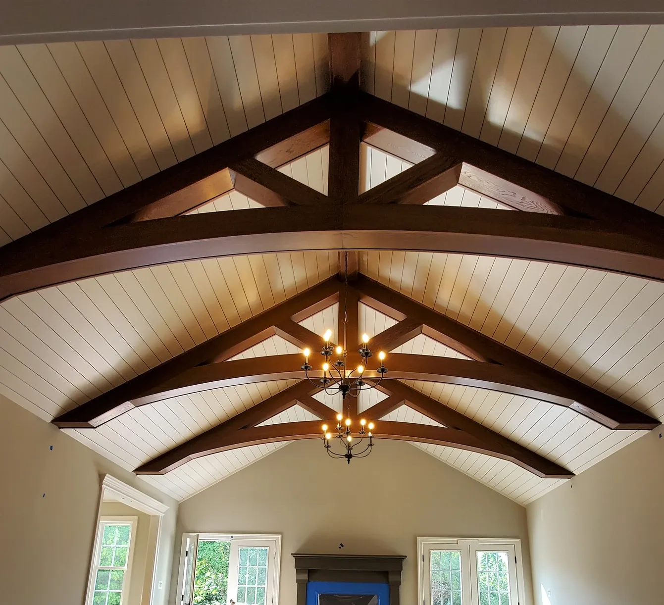 A vaulted ceiling with a chandelier hanging from it