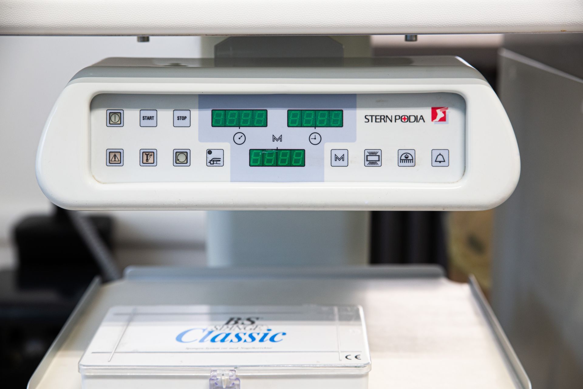 una donna riceve un massaggio al ginocchio da un medico