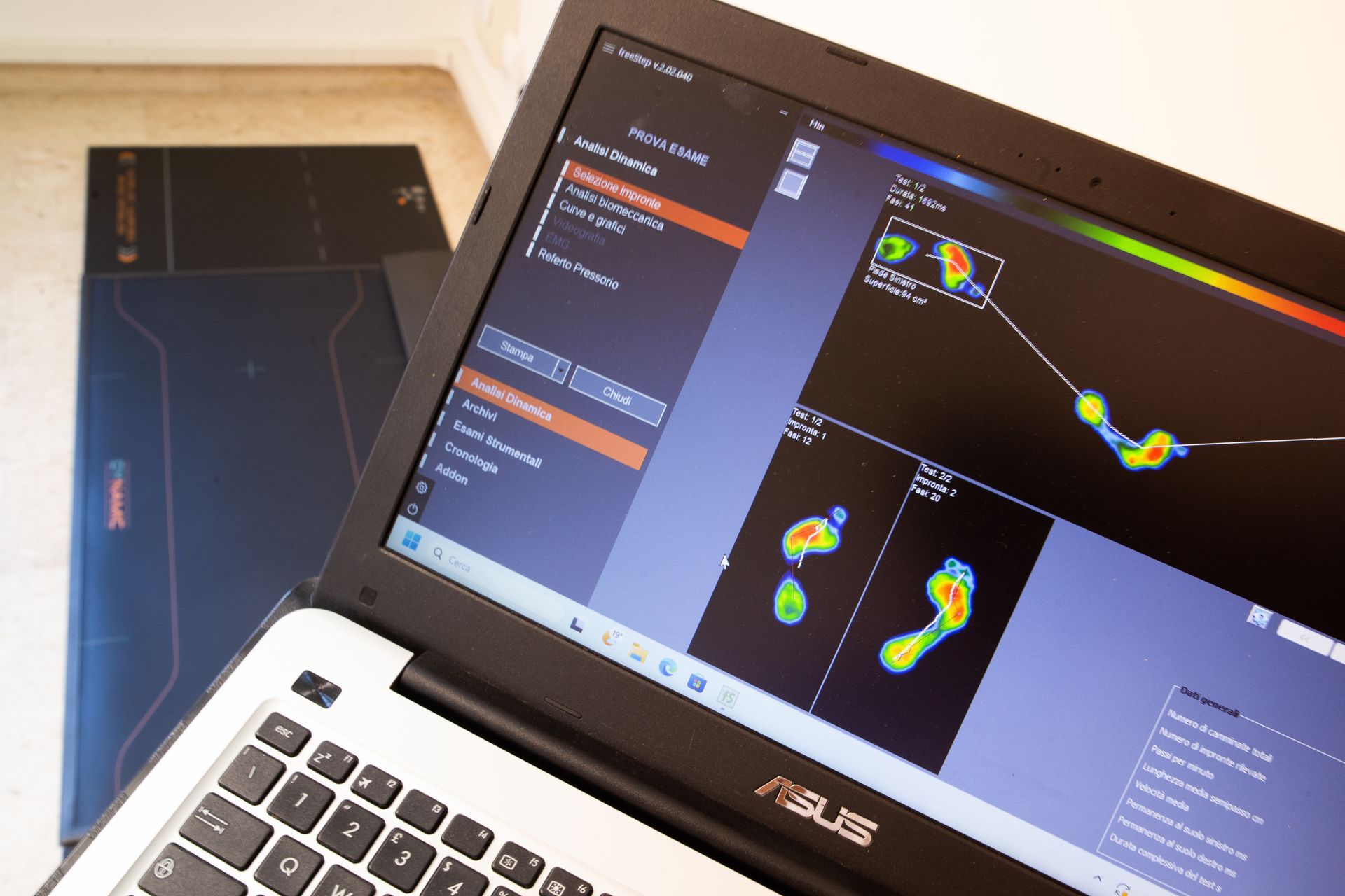 un primo piano di un piede di una persona su un pavimento di legno .