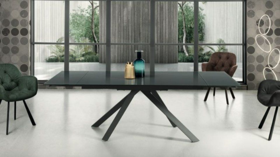 tavolo allungabile in legno scuro