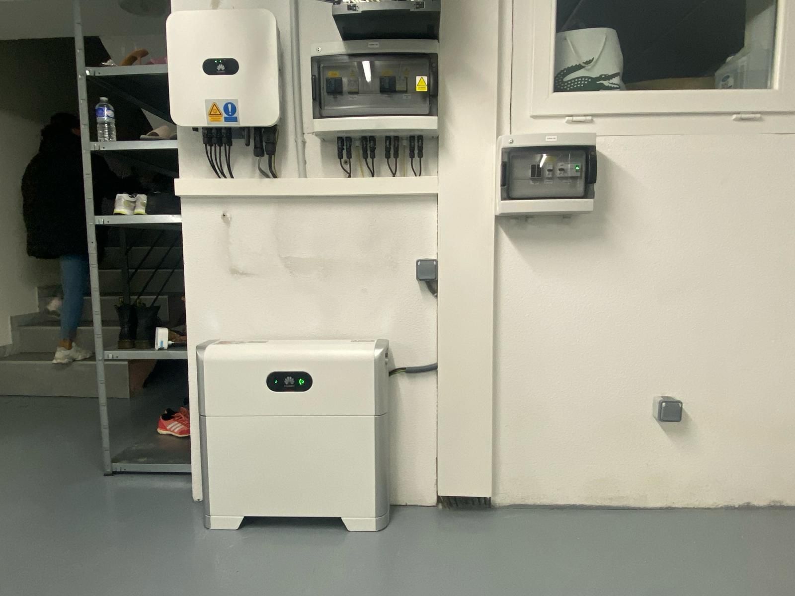 6 KW sur toit plat avec onduleur centralisée plus batterie 5 KW