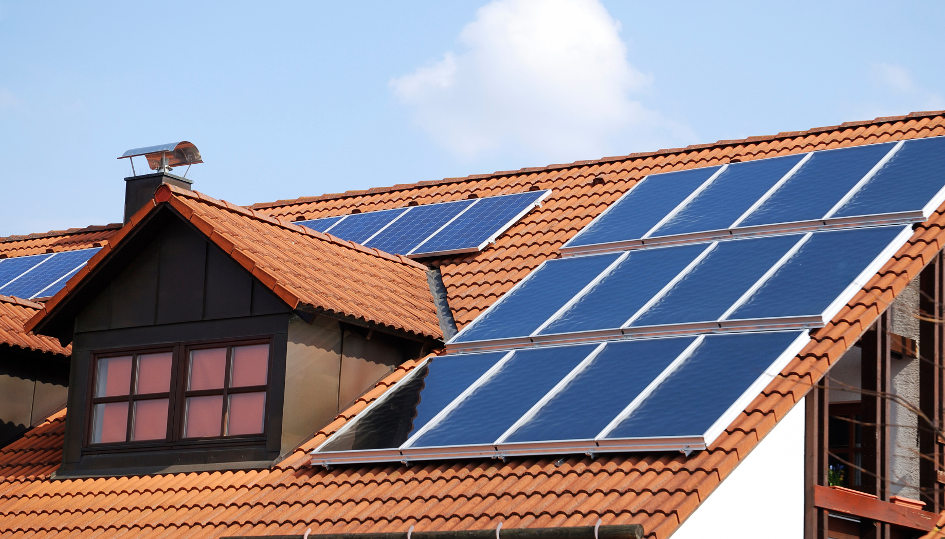 Un toit avec beaucoup de panneaux solaires dessus