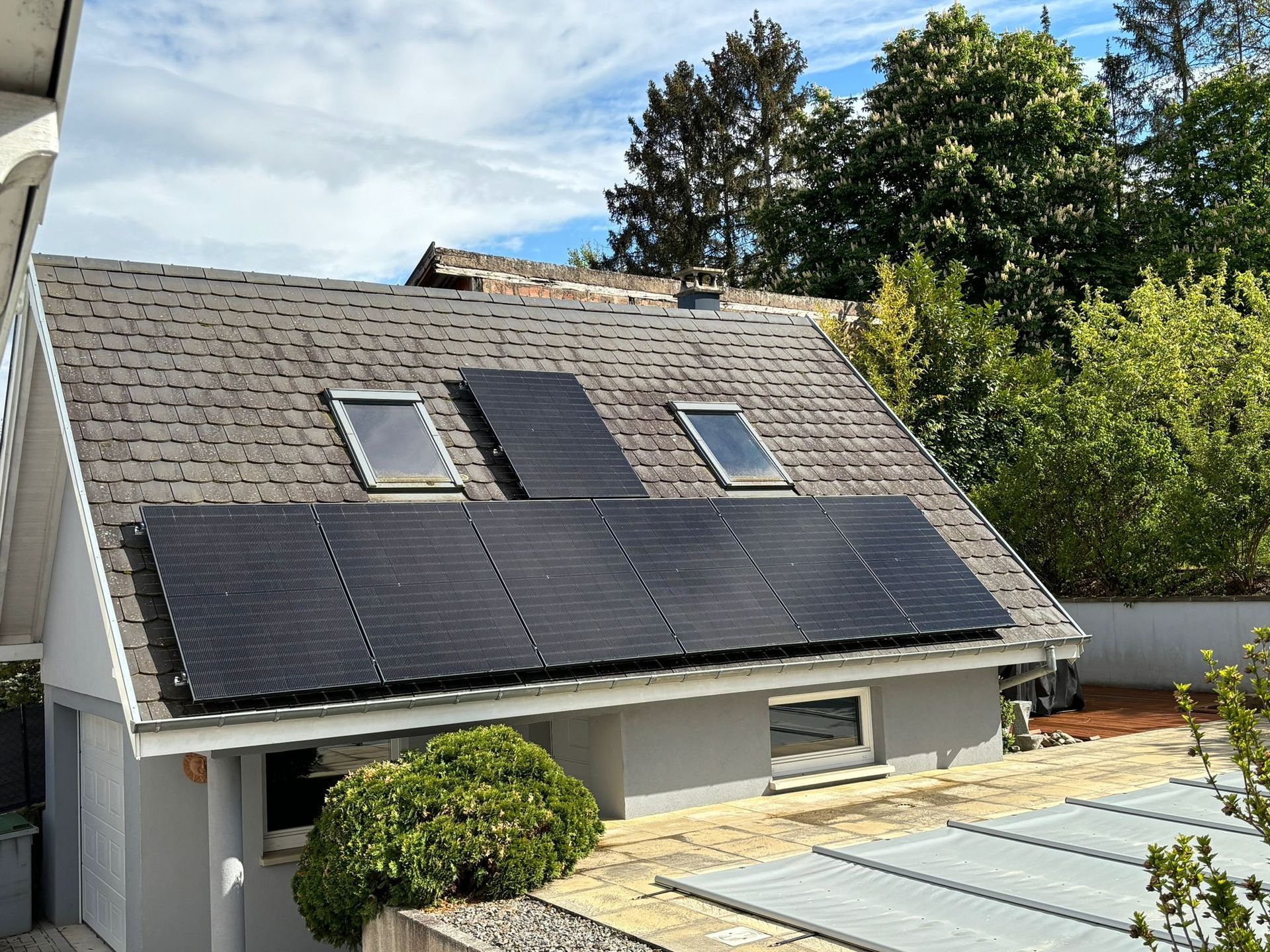 Une maison avec beaucoup de panneaux solaires sur le toit