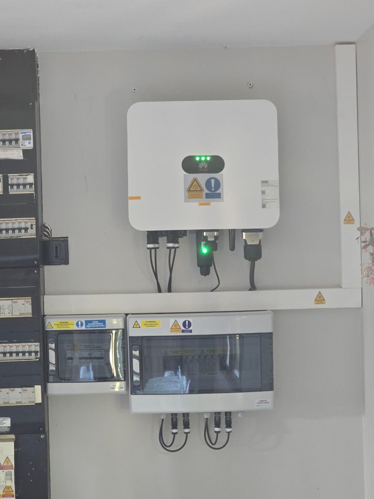 Une boîte blanche avec une lumière verte sur le dessus